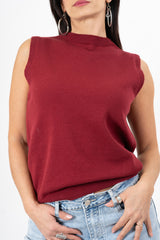 modella indossando Gilet smanicato in maglia viscosa con bordi a costina colore BORDEAUX Unica