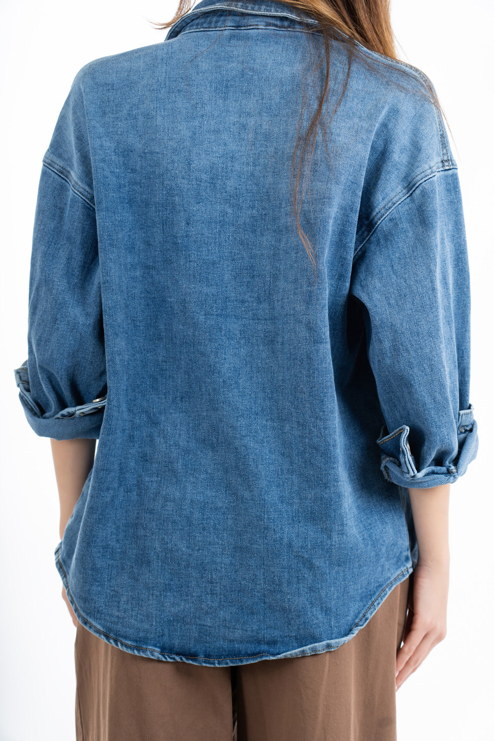 modella indossando Camicia giacca denim morbida con tasche frontali colore