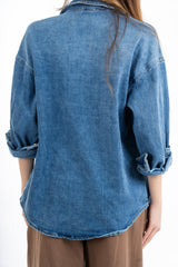 modella indossando Camicia giacca denim morbida con tasche frontali colore