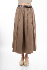 modella indossando Gonna midi con baschina e pieghe in cotone elasticizzato con cintura colore Camel Unica