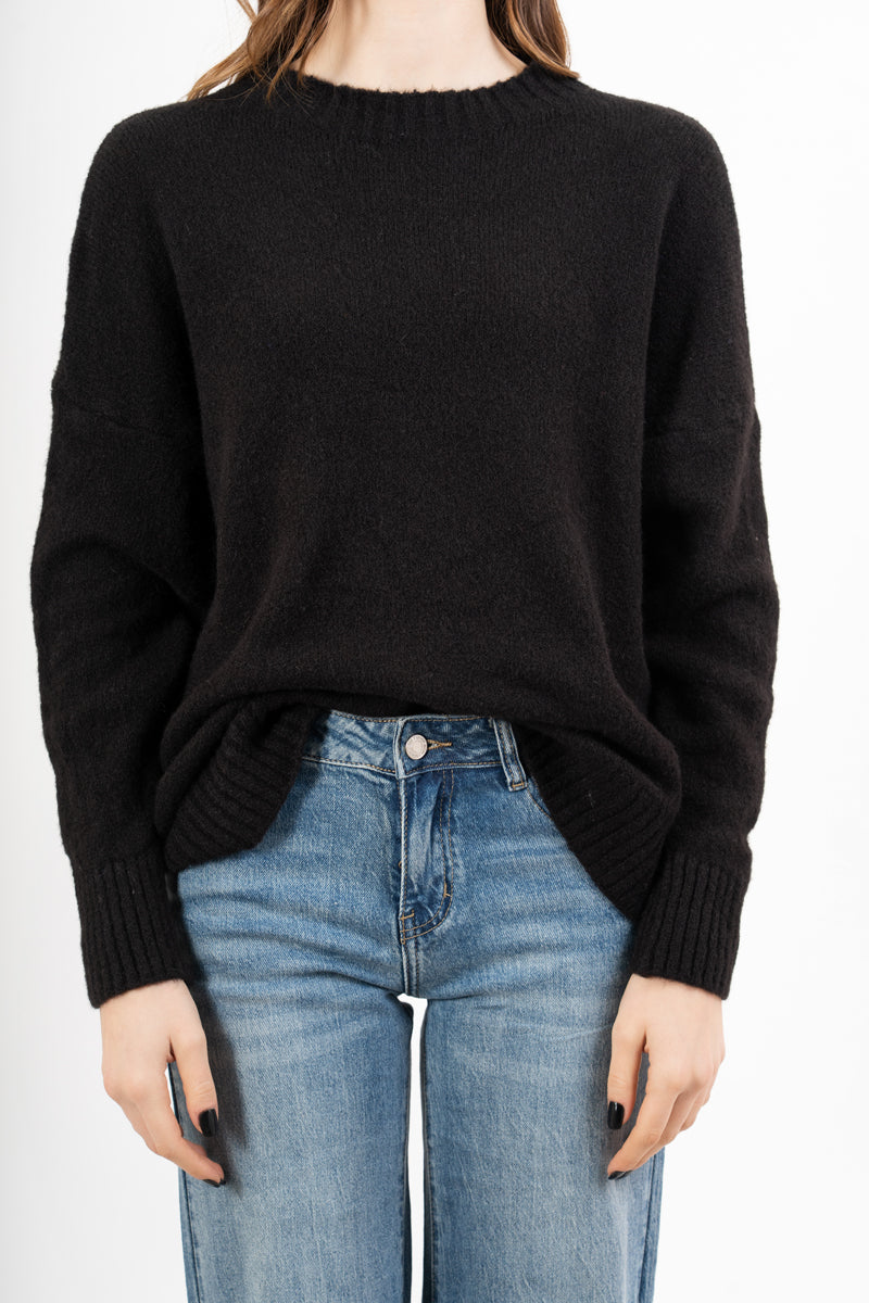 modella indossando Maglia girocollo morbida a spalla scesa in filato caldo colore Nero Unica