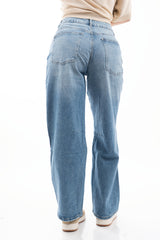 modella indossando Jeans slouchy in denim con gamba morbida e pinces al ginocchio colore