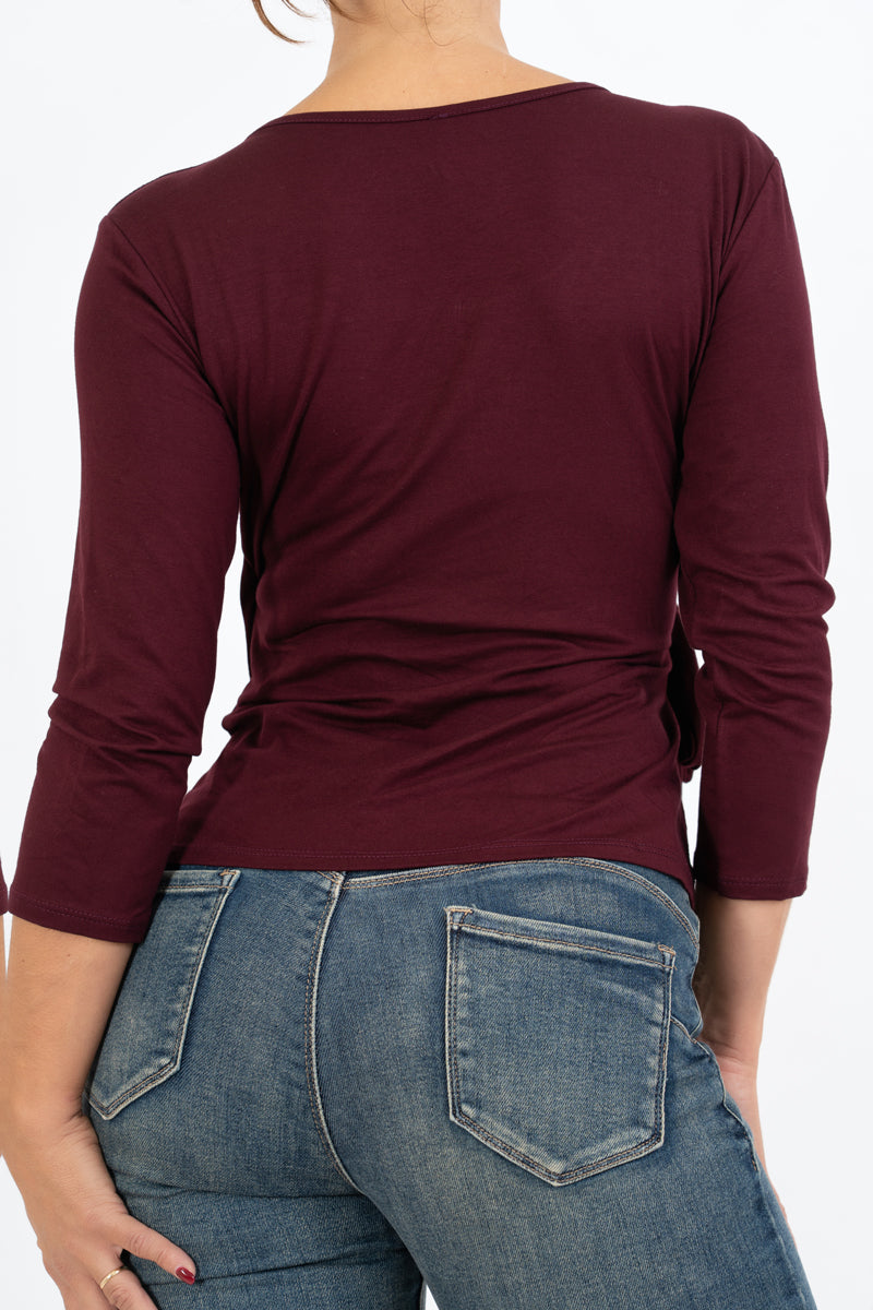 modella indossando Maglia drappeggiata in viscosa con nodo laterale colore