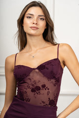 modella indossando Body Floris con coppe colore Prugna Unica