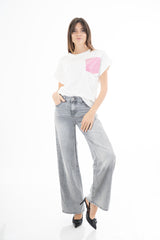 modella indossando Jeans wide leg grigio slavato con tasca posteriore rosa strass e rotture colore