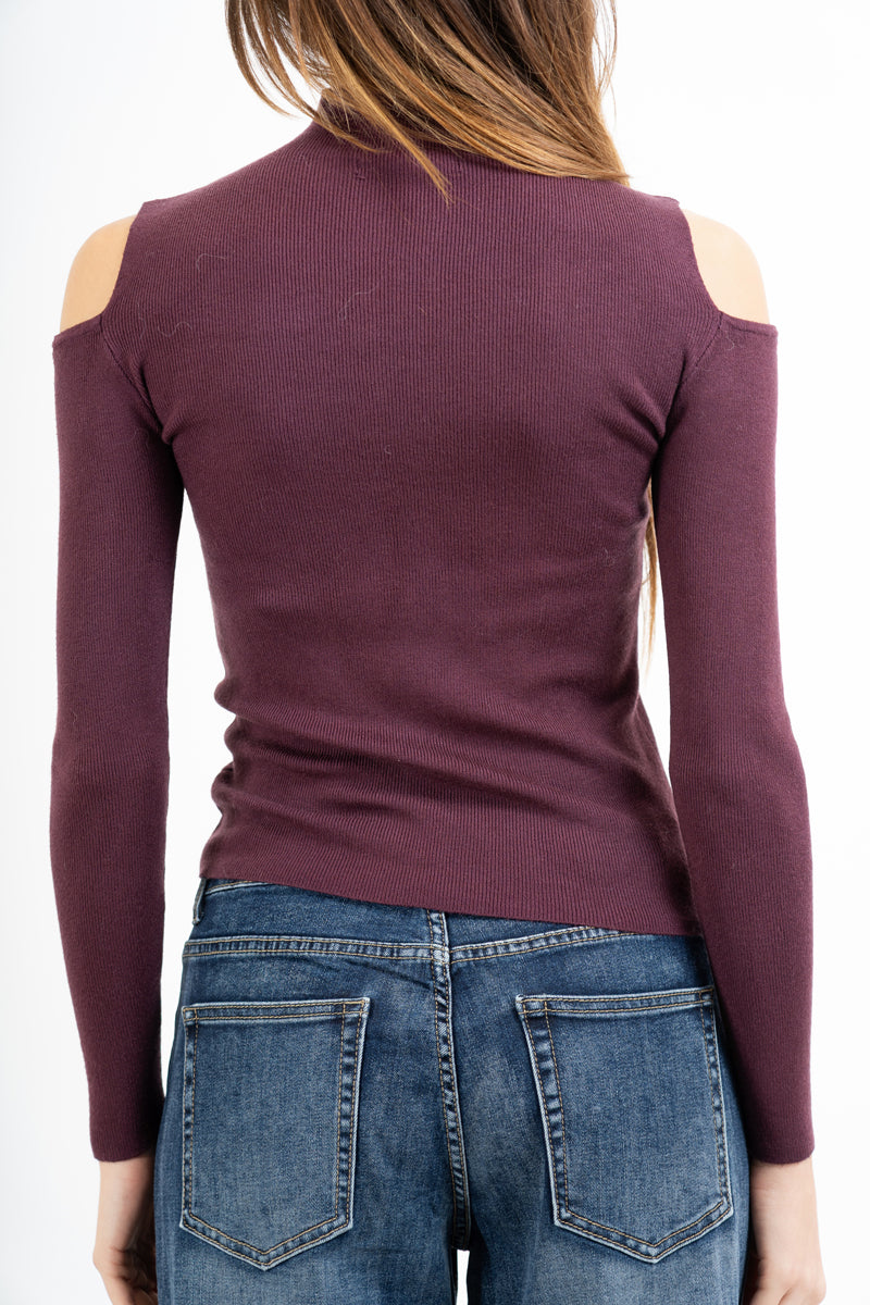 modella indossando Maglia collo vulcano con spalle scoperte in filato misto viscosa colore