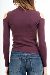 modella indossando Maglia collo vulcano con spalle scoperte in filato misto viscosa colore