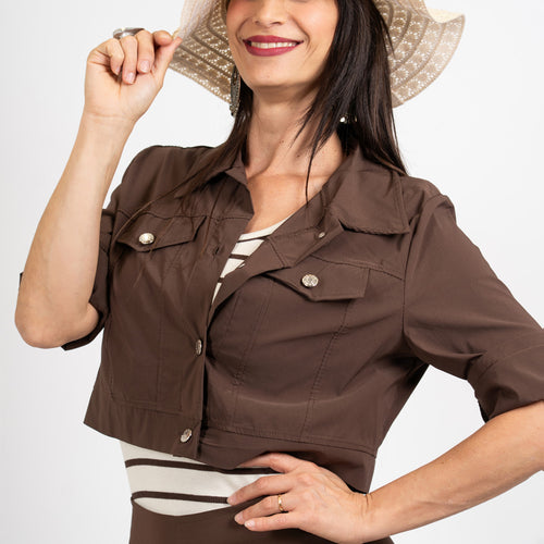 modella indossando Giacchino crop stile denim in viscosa elasticizzata colore Marrone Unica