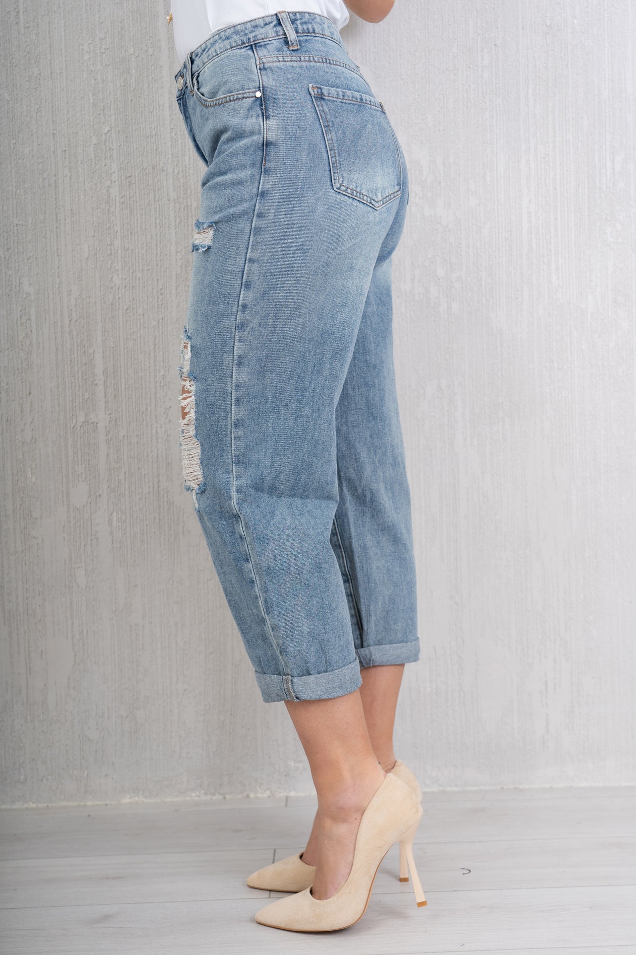 Jeans mom fit con rotture