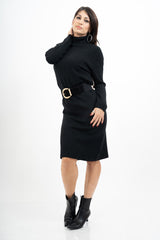 modella indossando Abito maxy in maglia con collo alto in misto viscosa colore Nero Unica