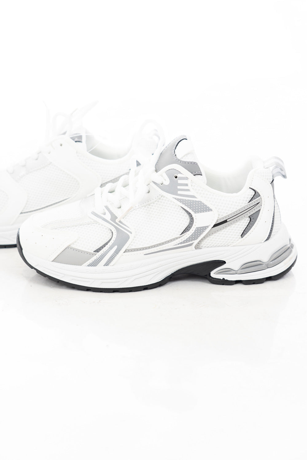modella indossando Sneakers sportive in mesh traspirante con inserti tecnici e suola ammortizzata colore