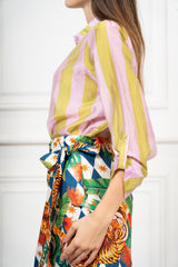 modella indossando Camicia Collo Coreana in Tencel a Righe Multicolor colore