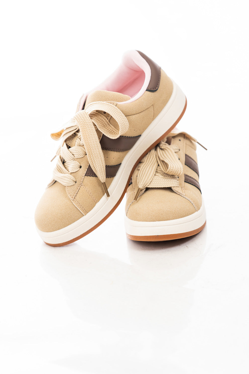 modella indossando Sneakers basse in ecocamoscio con lacci larghi e suola platform colore Beige