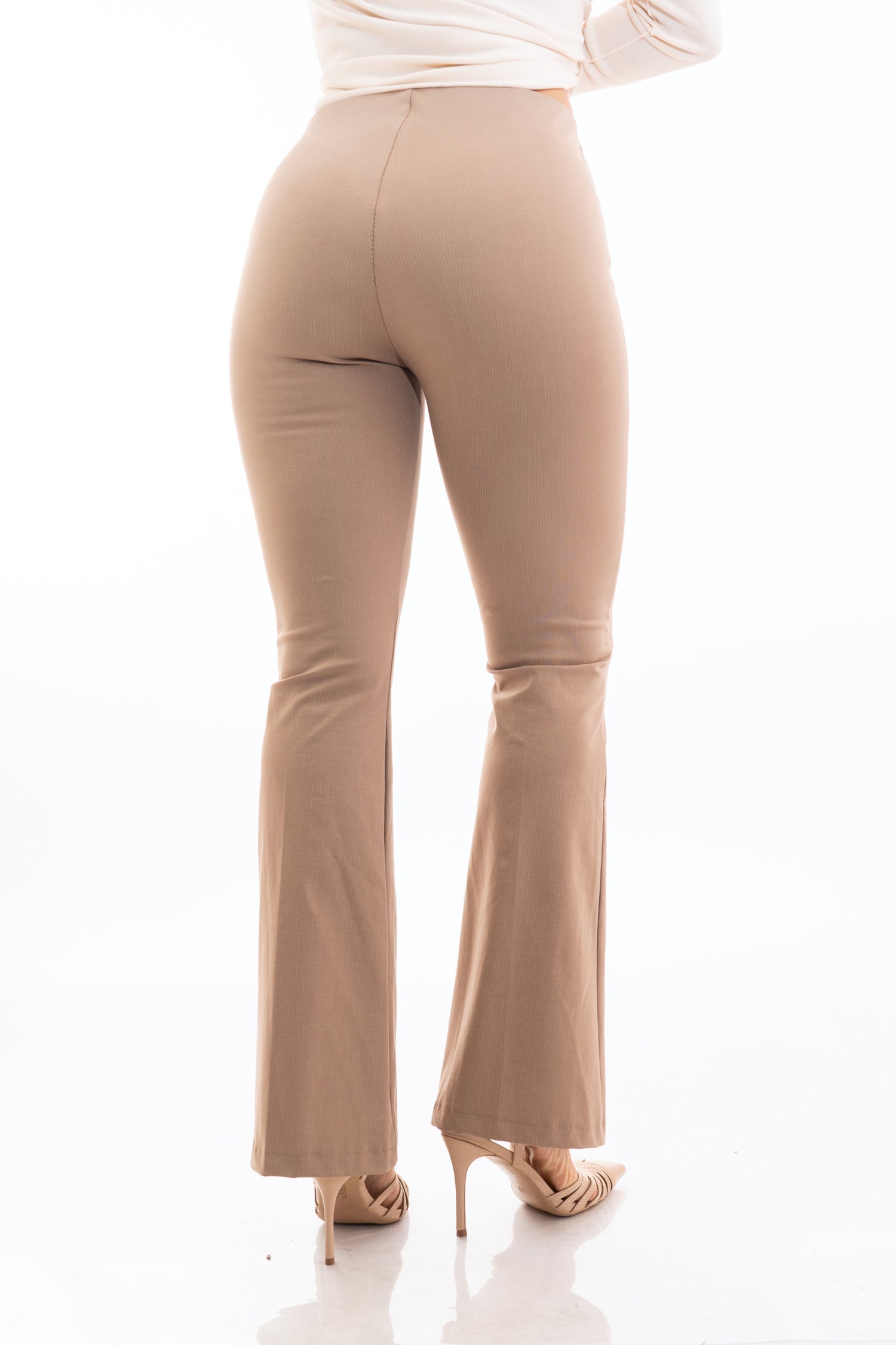 modella indossando Pantalone a zampa elasticizzato vita alta in tessuto micro gessato Fango colore