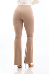 modella indossando Pantalone a zampa elasticizzato vita alta in tessuto micro gessato Fango colore