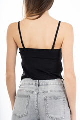 modella indossando Top bustier in pizzo con coppe e stecche modellanti colore