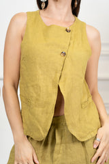 modella indossando Gilet incrociato in puro lino con bottoni effetto legno colore Verde Oliva Unica