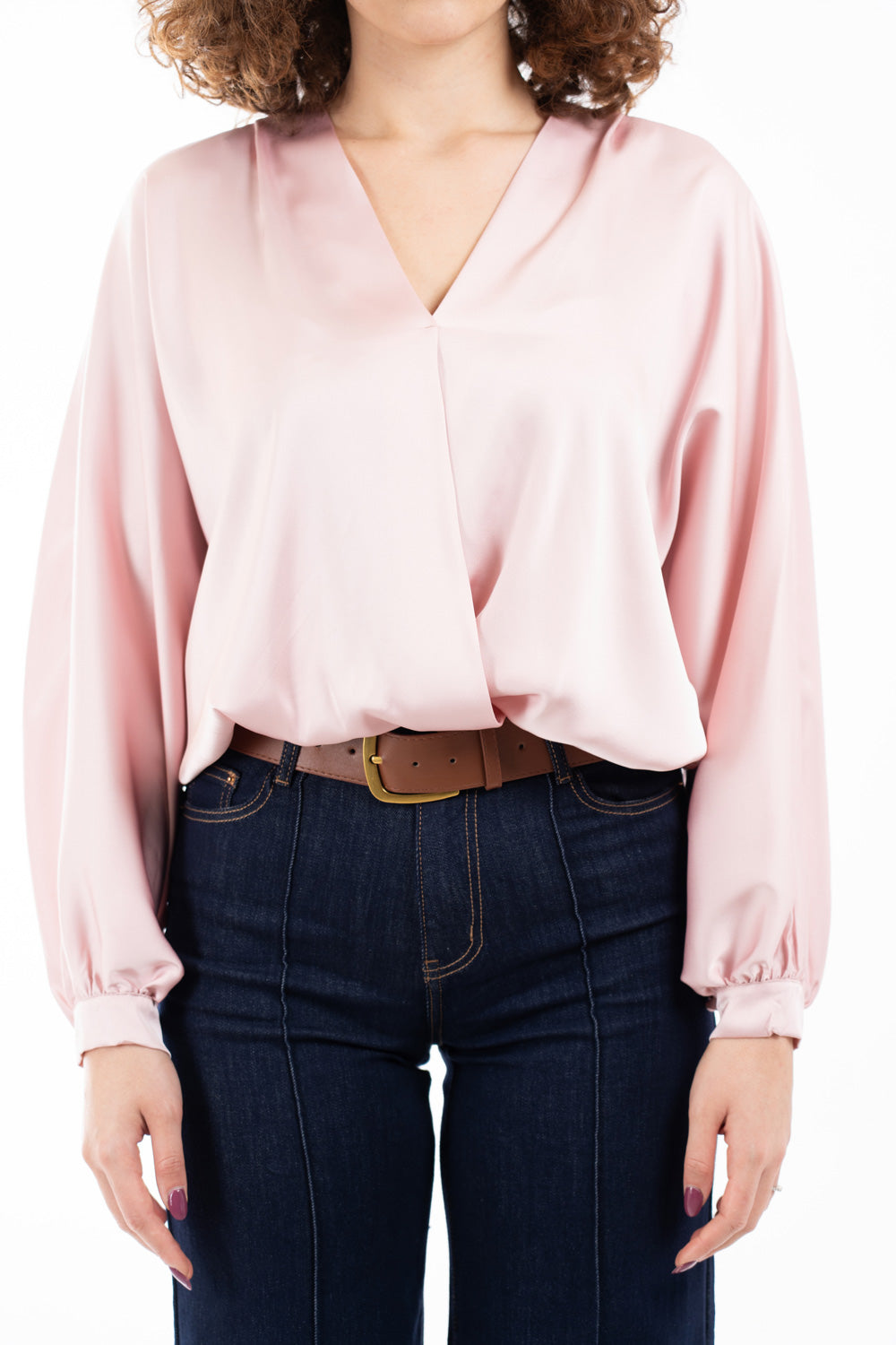 modella indossando Blusa in raso fluido con scollatura incrociata e maniche a palloncino colore Rosa Unica