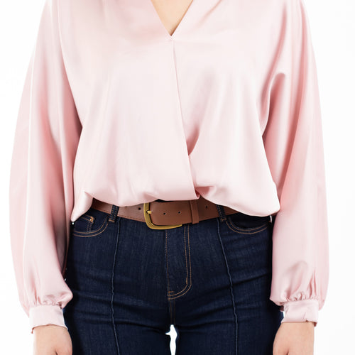 modella indossando Blusa in raso fluido con scollatura incrociata e maniche a palloncino colore Rosa Unica