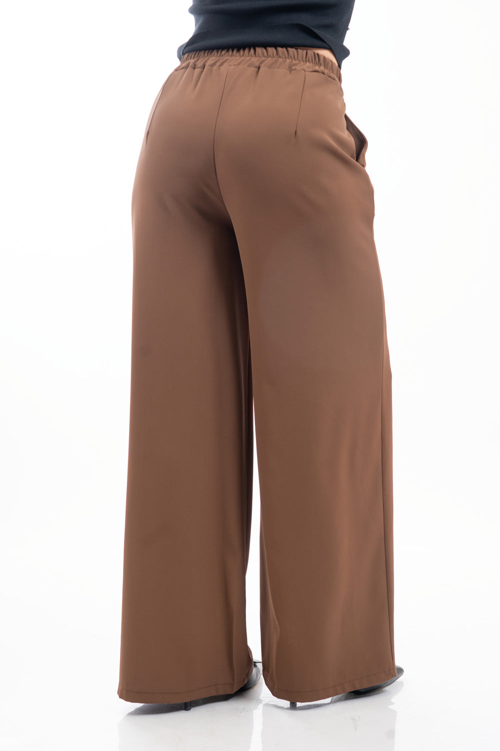 modella indossando Pantalone palazzo sartoriale con pinces e vita elasticizzata colore