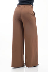 modella indossando Pantalone palazzo sartoriale con pinces e vita elasticizzata colore
