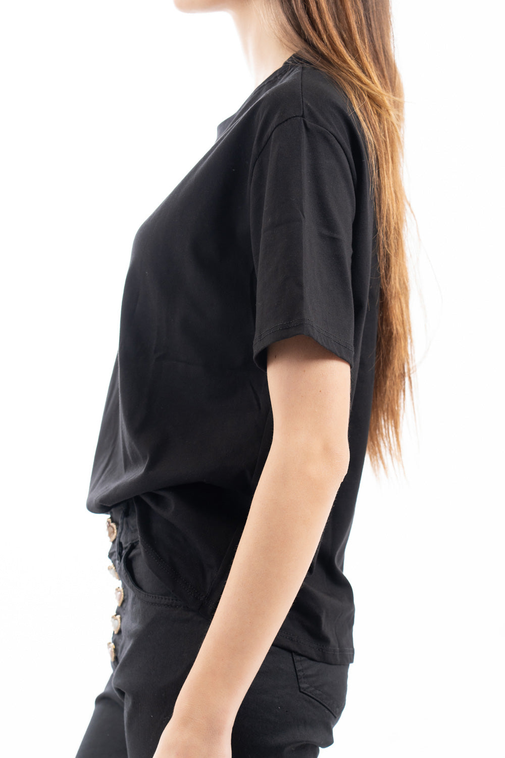 modella indossando T-shirt scritta “Meno male che siete perfette voi” colore