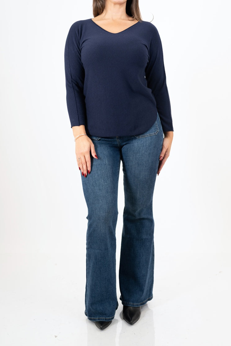 modella indossando Maglia SoftVibe in misto viscosa scollo a V colore