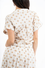 modella indossando Camicia a pois grandi in cotone con manica risvoltata e linea morbida colore