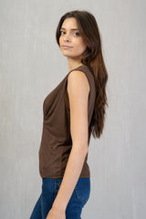 Maglia smanicata con drappeggio seno
