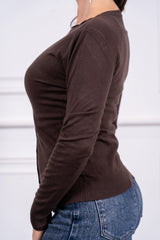 modella indossando Cardigan Elowen scollo V colore