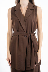 modella indossando Gilet lungo con rever e fusciacca in vita effetto naturale colore Marrone Unica