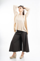 modella indossando Cardigan aperto in filato lurex leggero manica lunga colore