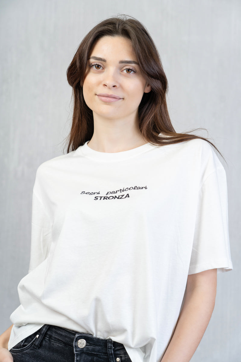 T-shirt Over in Cotone Elasticizzato con Ricamo Nero "Segni Particolari...."
