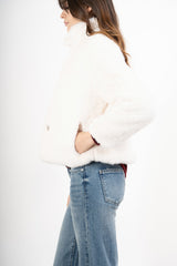 modella indossando Giacchetto ecopelliccia corto con bottoni interni colore