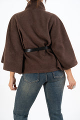 modella indossando Mantella GoldBelt con collo alto e cintura colore