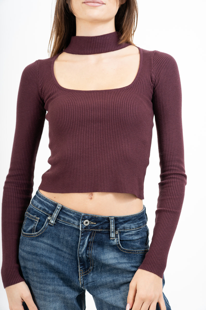 modella indossando Maglia a costine con scollo quadro e oblò con collare colore Prugna Unica