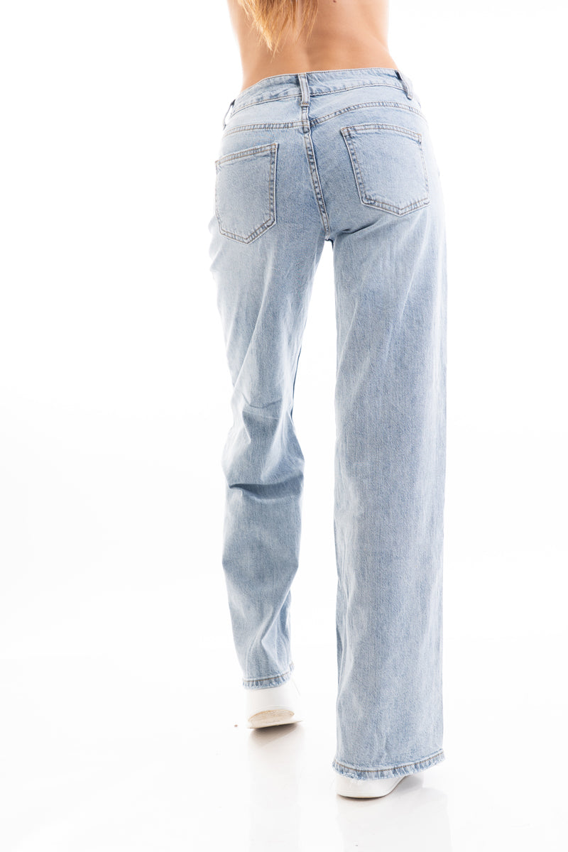 modella indossando Jeans wide leg vita bassa in denim con lyocell colore