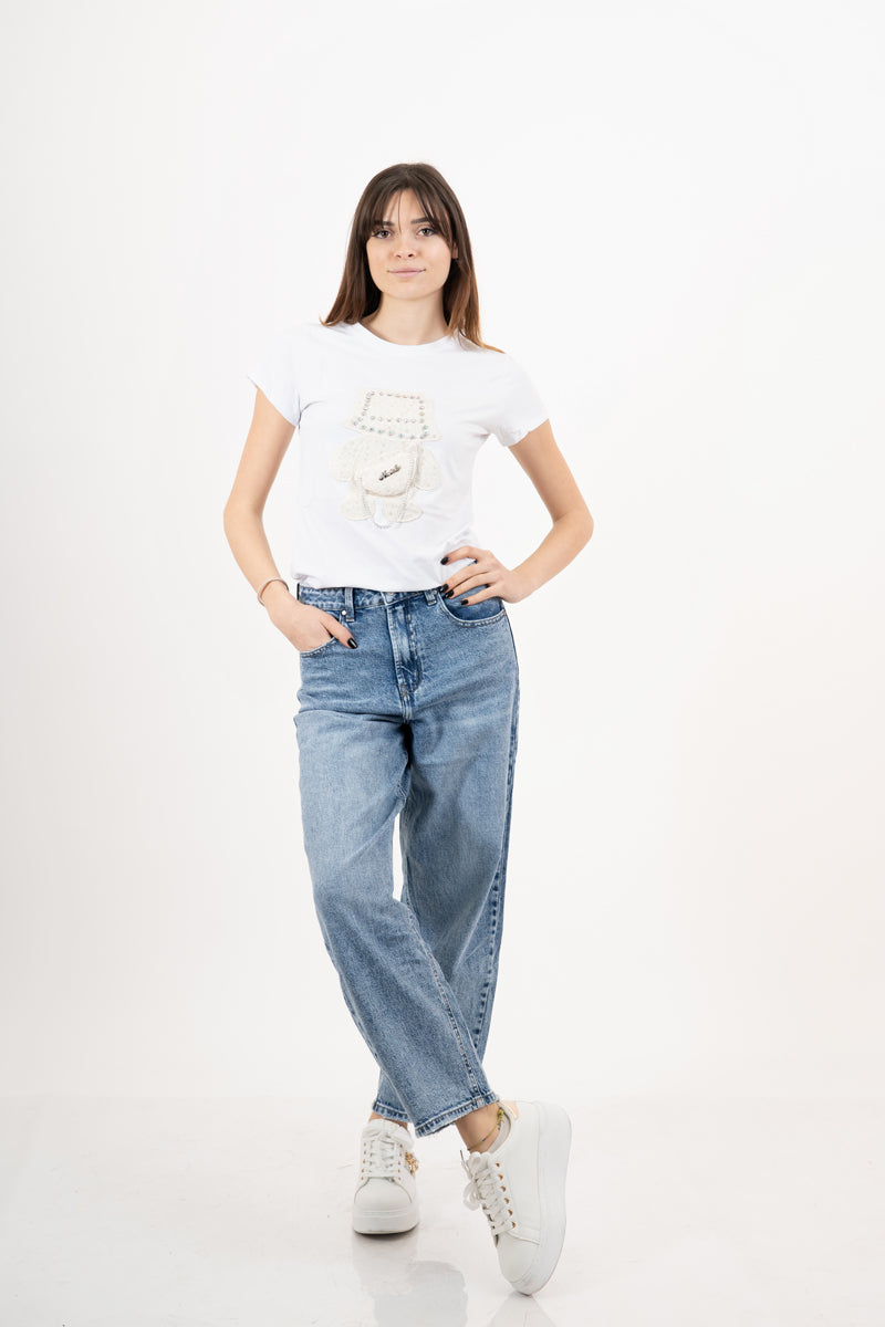 modella indossando T-shirt in cotone elasticizzato con orsetto gioiello applicato colore