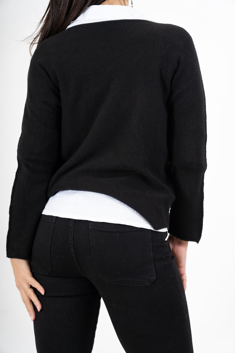 modella indossando Maglia over con scollo a V e orlo stondato in viscosa colore