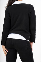 modella indossando Maglia over con scollo a V e orlo stondato in viscosa colore