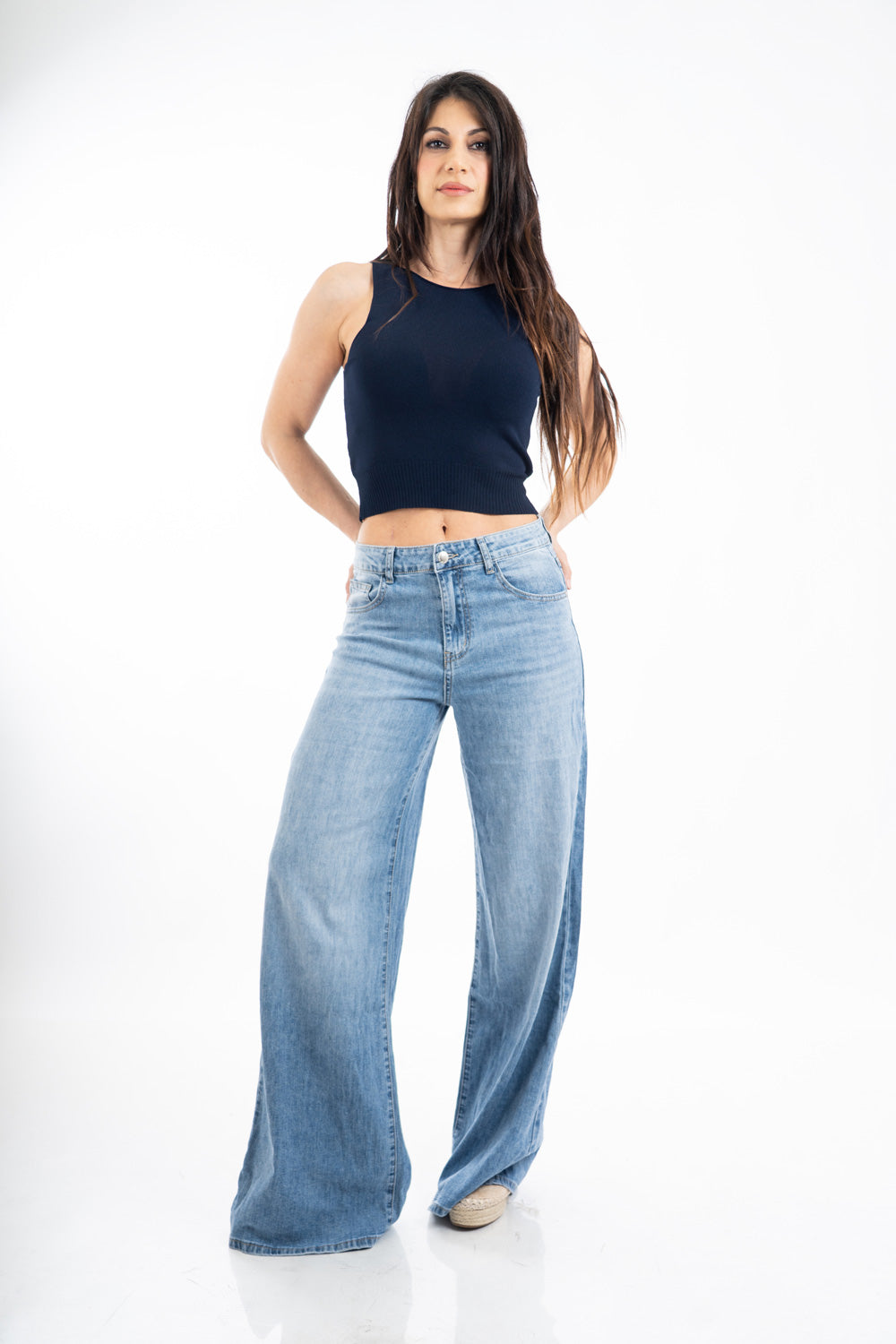 modella indossando Jeans wide leg leggero in denim estivo morbido colore