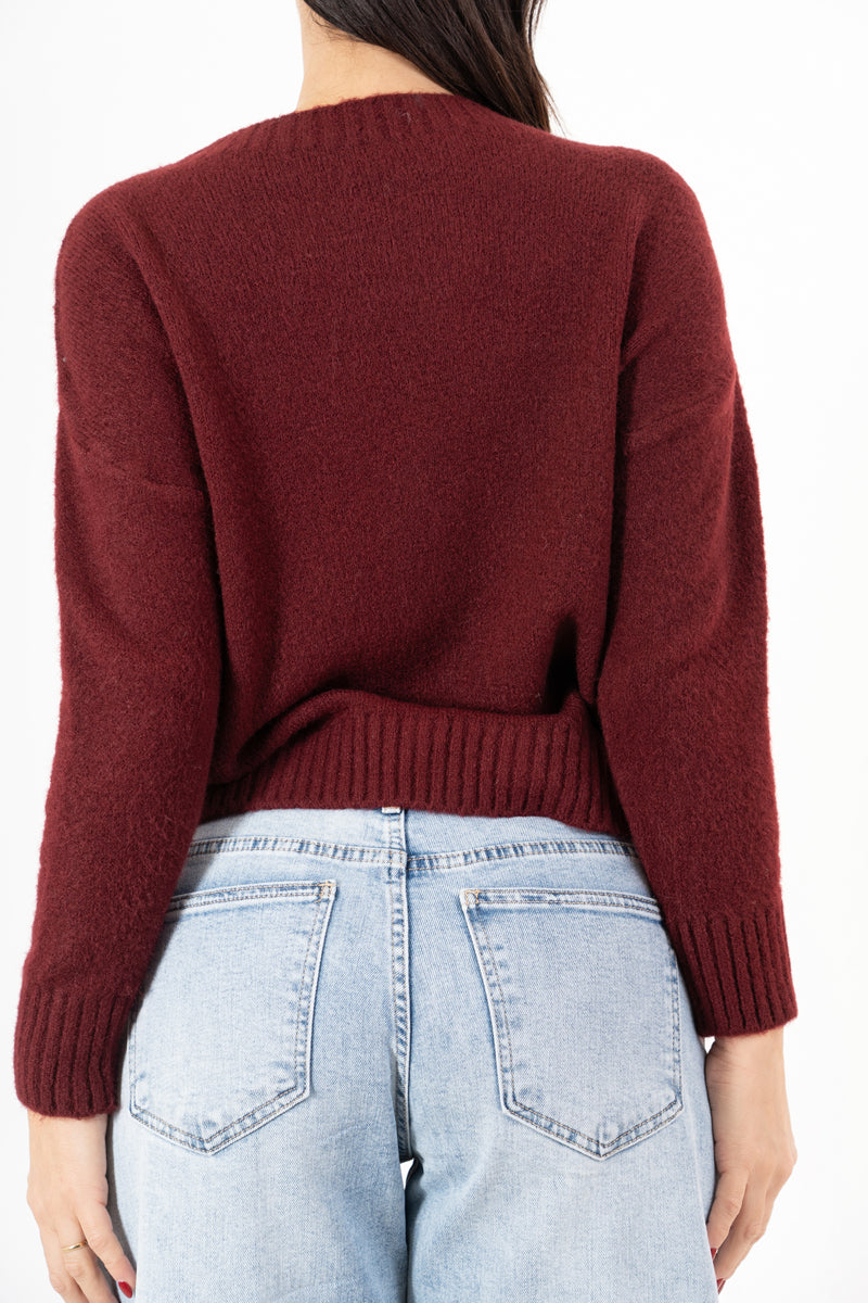 modella indossando Maglione girocollo con scritta “Bella e impossibile” in misto lana Made in Italy colore