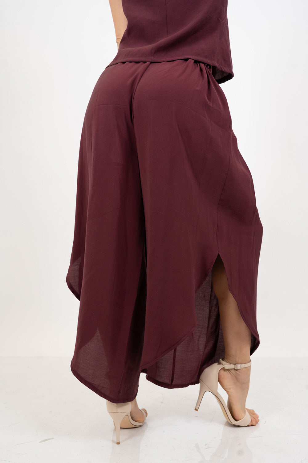 Pantalone ampio fluido in misto viscosa.