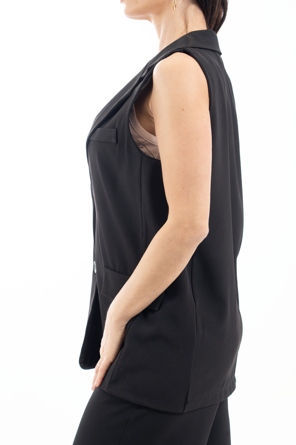 modella indossando Gilet sartoriale lungo con rever a lancia colore