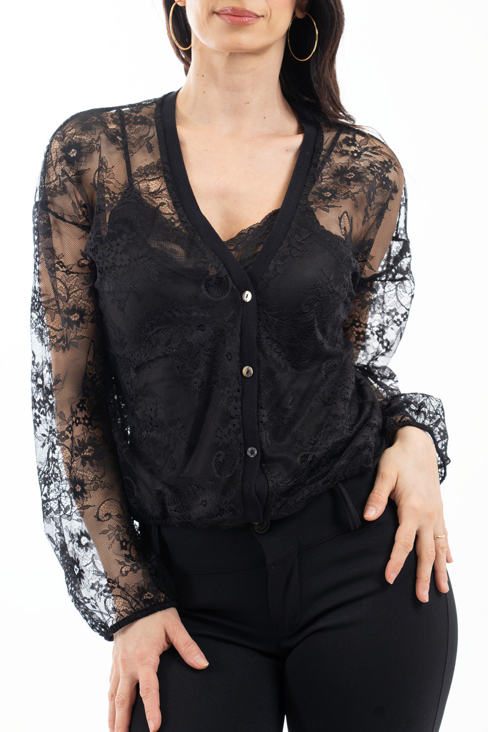 modella indossando Cardigan in pizzo floreale trasparente con scollo V colore Nero Unica