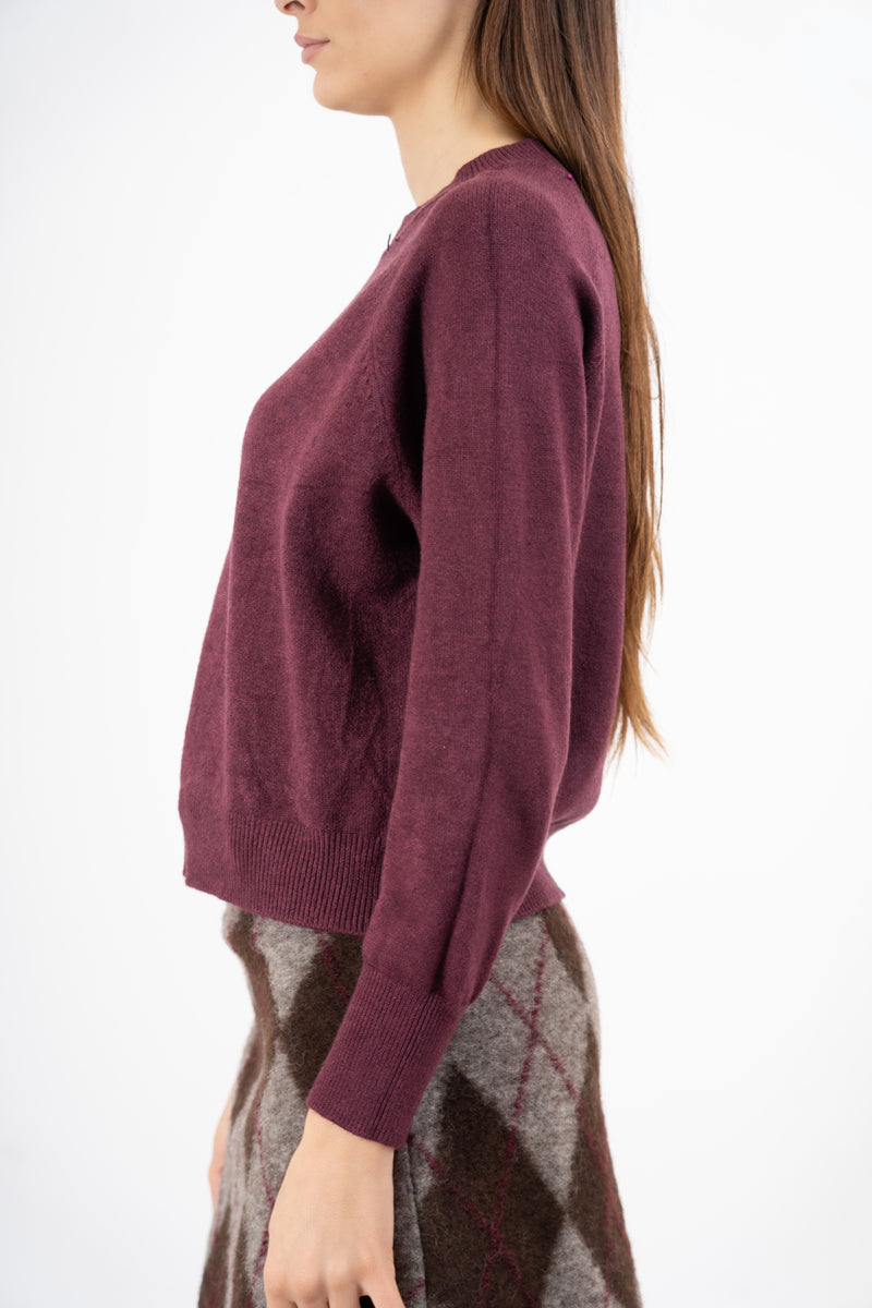 modella indossando Maglia basic a manica raglan in filato misto viscosa colore