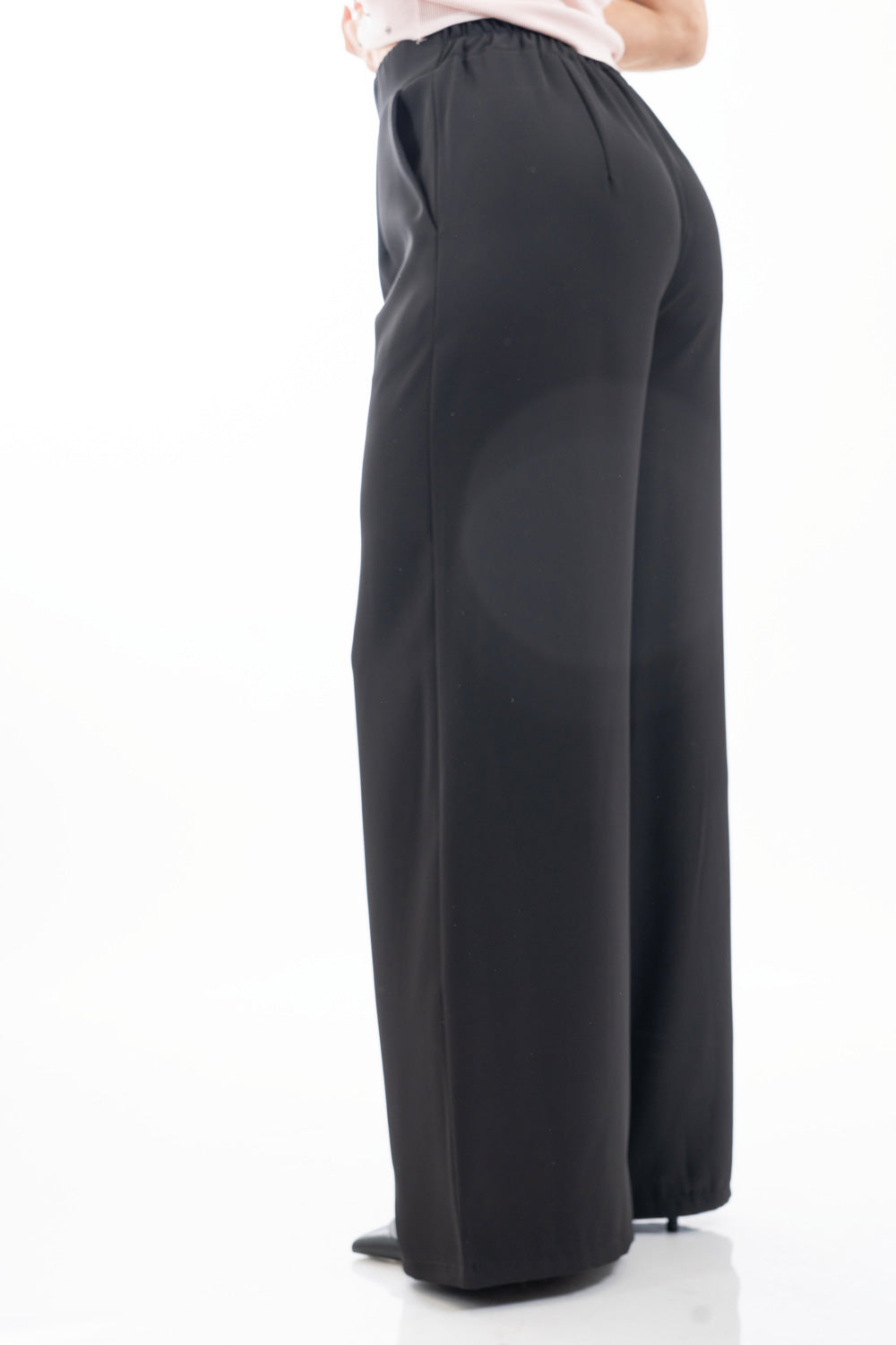 modella indossando Pantalone palazzo sartoriale con pinces e vita elasticizzata colore Nero Unica