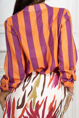 modella indossando Camicia Collo Coreana in Tencel a Righe Multicolor colore
