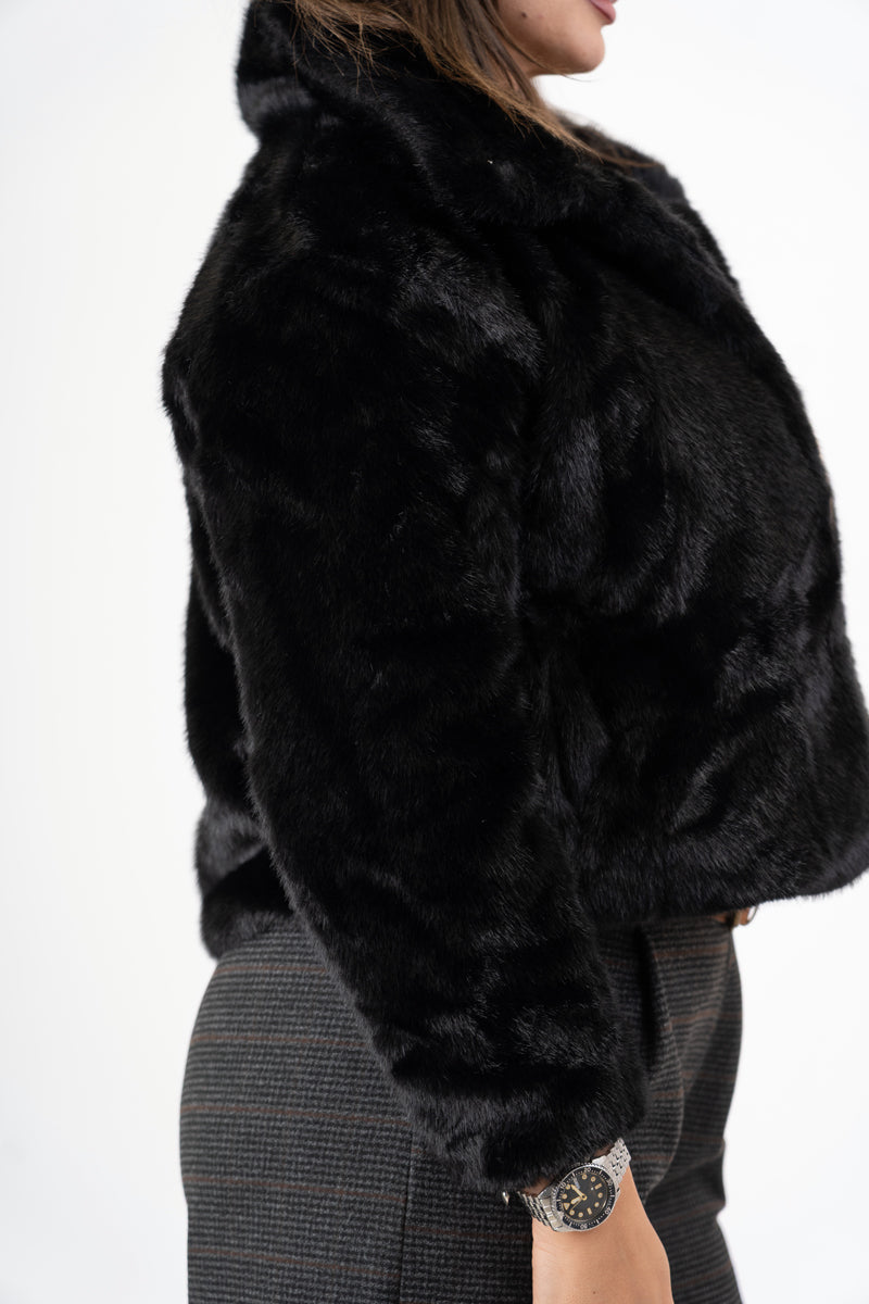 modella indossando Giacchetto ecopelliccia corto con bottoni interni colore