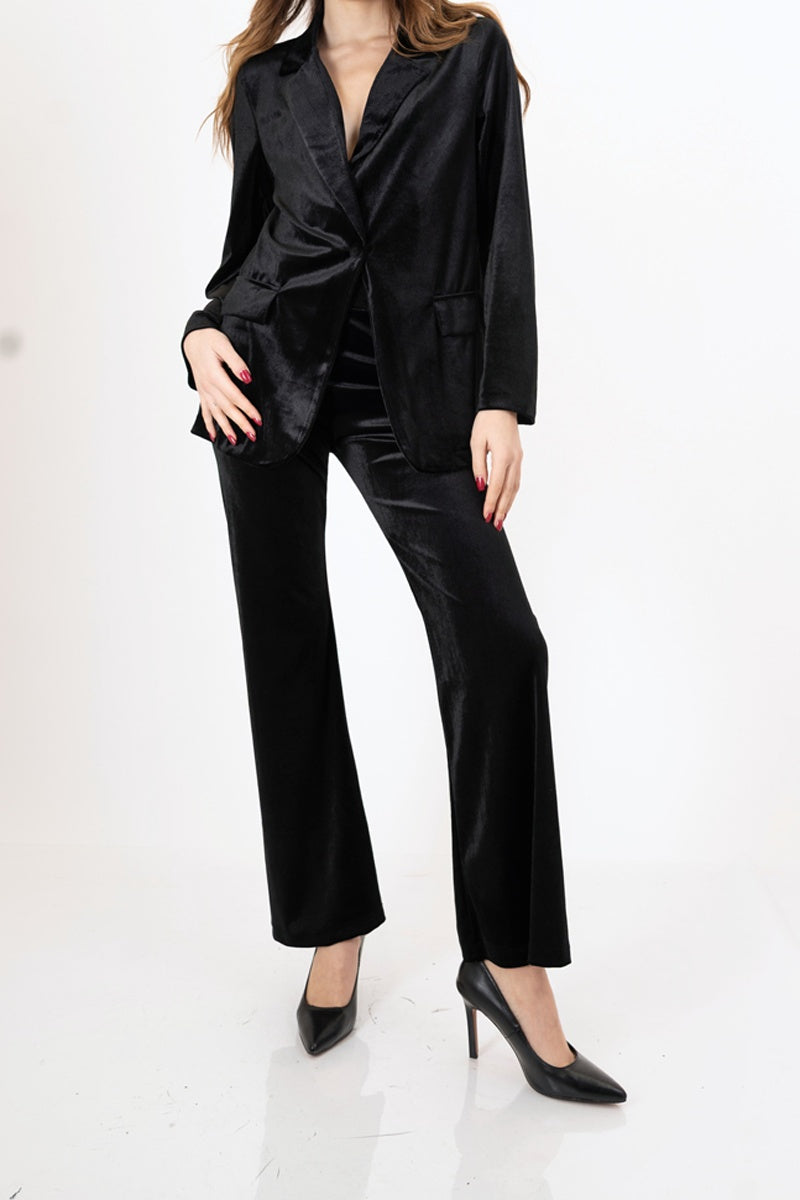 modella indossando Pantalone a zampa in velluto liscio elasticizzato colore Nero Unica